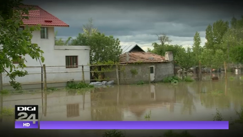 Inundatii in Romania: 8000 de oameni izolati, 2000 de hectare de teren acoperite de apa. Codul portocaliu se mentine in 17 judete Imagine