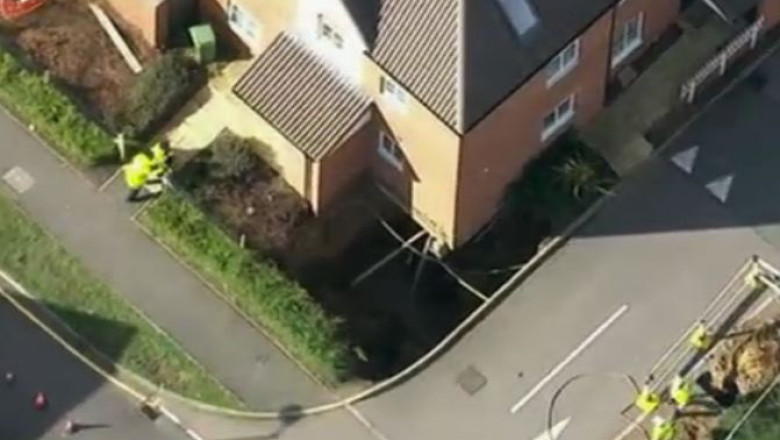 Inundatii in UK. Pamantul de sub o locuinta s-a surpat, alte 17 case au fost evacuate Imagine