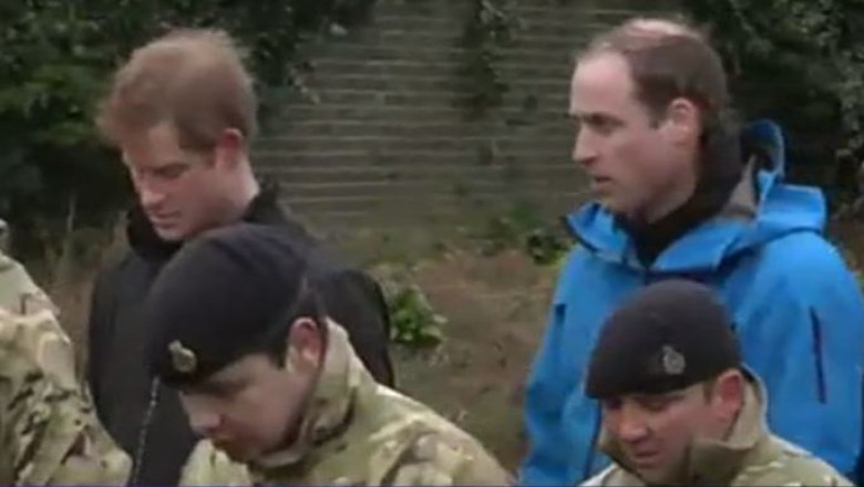 Inundatii in UK. Printii William si Harry au ajutat militarii la intarirea si extinderea digurilor Imagine
