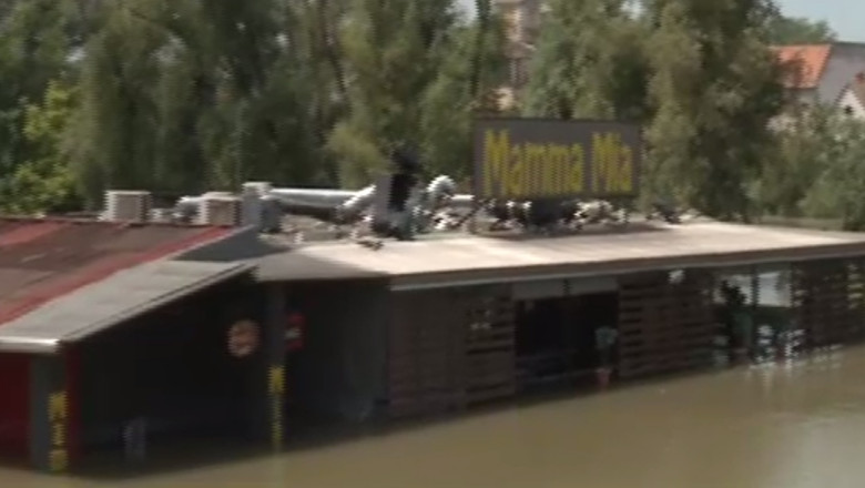 Inundatii in Ungaria. Podul ce leaga doua zone din Gyor a fost inchis pentru autoturisme Imagine