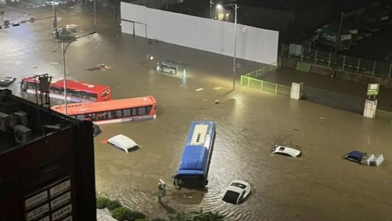Inundatii istorice in Seul, 8 oameni au murit. In luxosul cartier Gagnam oamenii merg prin apa pana la brau, masinile plutesc pe strazi Imagine
