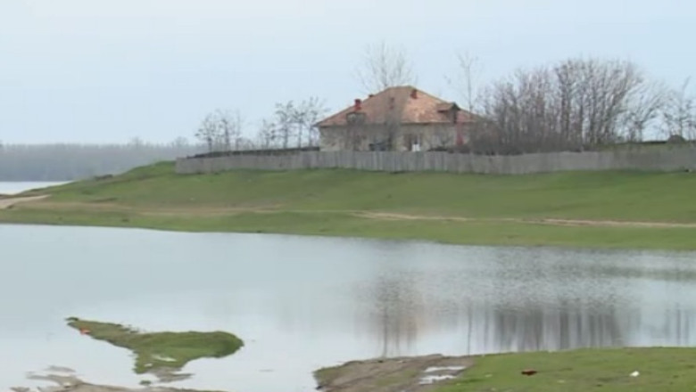 Inundatii la Topalu: 14 case au fost distruse si mai multe podete, puse la pamant Imagine