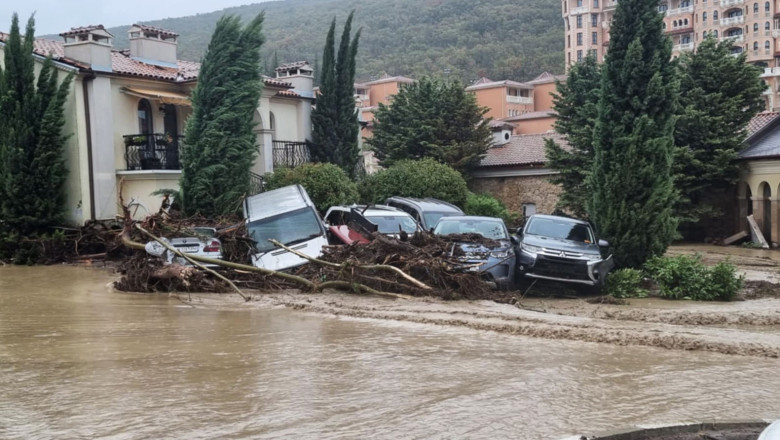 Inundatii pe litoralul bulgar: statiunea Lozenet si regiunea Tarevo, grav afectate de ploile abundente. Cod rosu in opt orase Imagine