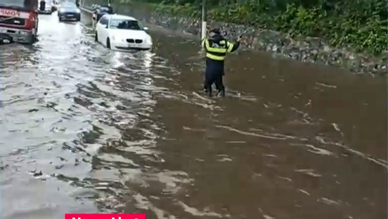 Inundatii pe Valea Oltului, dupa ploi torentiale. Judetul Valcea este sub cod rosu Imagine