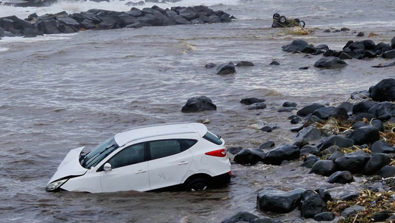 Inundatii puternice in Italia: Masinile luate de ape de pe strazi au ajuns in mare Imagine