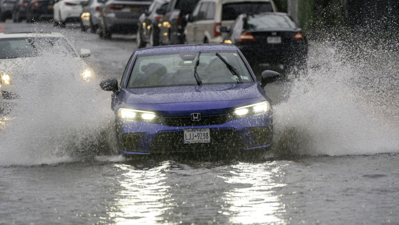 Inundatii puternice in New York si New Jersey. Apa a patruns in statiile de metrou si in autobuze. A fost decretata stare de urgenta Imagine