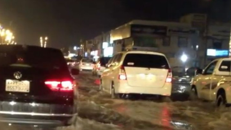 Inundatiile au blocat orasul Riad. 15 oameni au murit in urma ploilor torentiale din capitala Arabiei Saudite Imagine