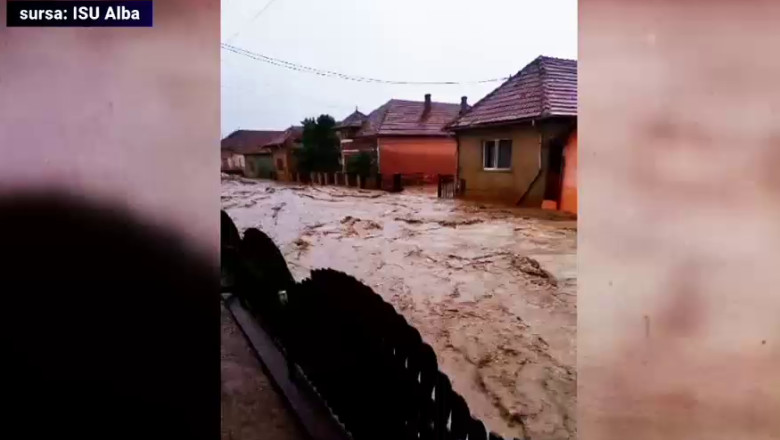 Inundatiile au facut prapad in mare parte din tara. Intr-un sat din judetul Alba oamenii si-au parasit casele si cauta adapost Imagine