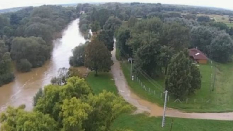 Inundatiile fac prapad in Serbia. Cel putin un mort si localitati izolate la granita cu Romania Imagine