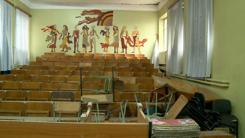 Invatamant in conditii grele. Cladirea Liceului Pedagogic, in stare avansata de degradare Imagine