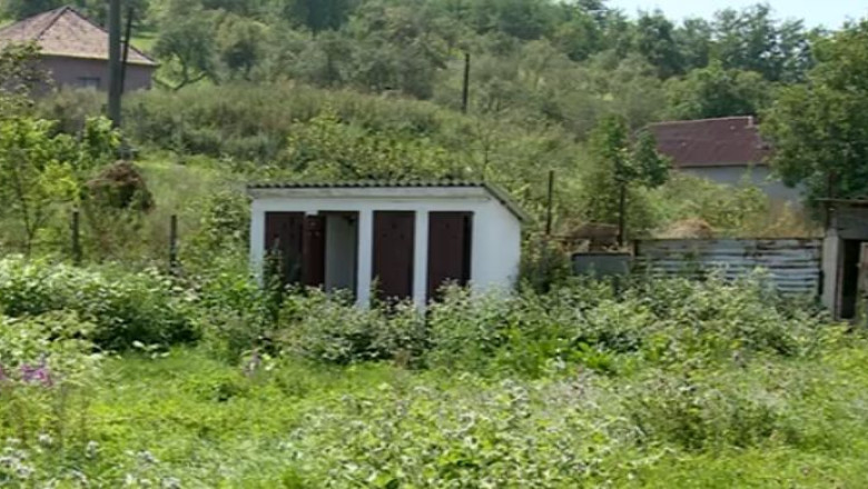 Invatamantul rural, la pamant. Sute de scoli au inca toaletele in curte Imagine