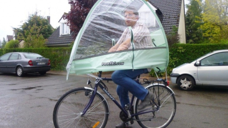 Inventie. Husa care protejeaza biciclistii de ploaie Imagine