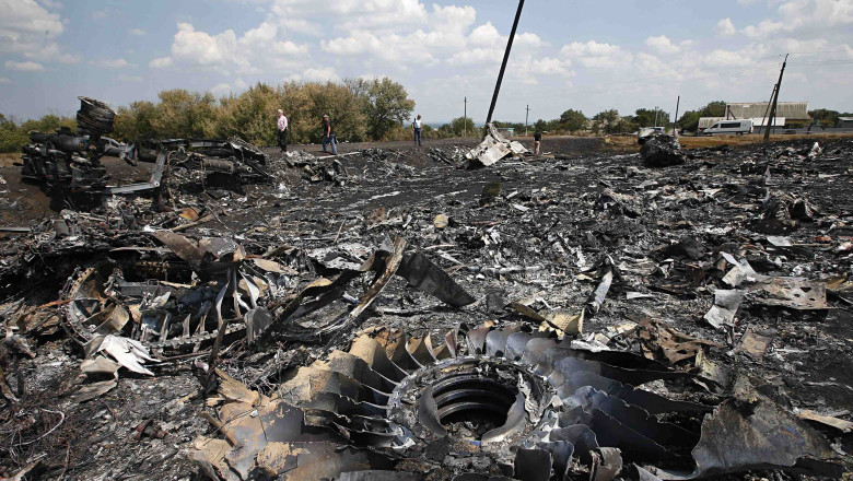 Investigatia olandeza privind zborul MH17 se concentreaza asupra a "25 de fragmente de metal" Imagine