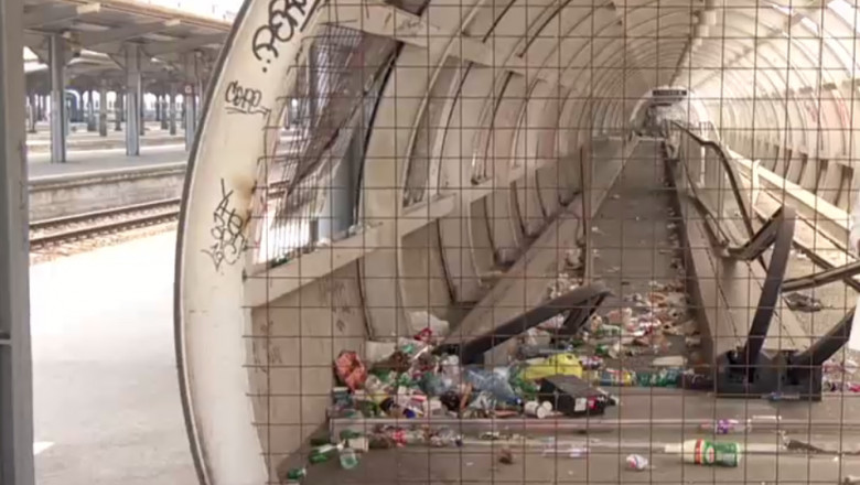 Investitie de 11 milioane de lei, transformata in cos de gunoi. Trotuarul rulant de la Gara de Nord a fost abandonat si a ajuns o ruina Imagine