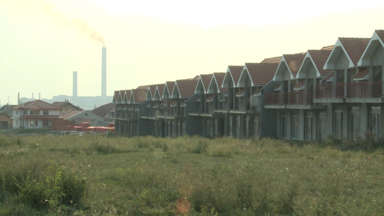 Investitii de sute de mii de euro, lasate la voia sortii. Criza economica a oprit doua investitii imobiliare din Oradea Imagine