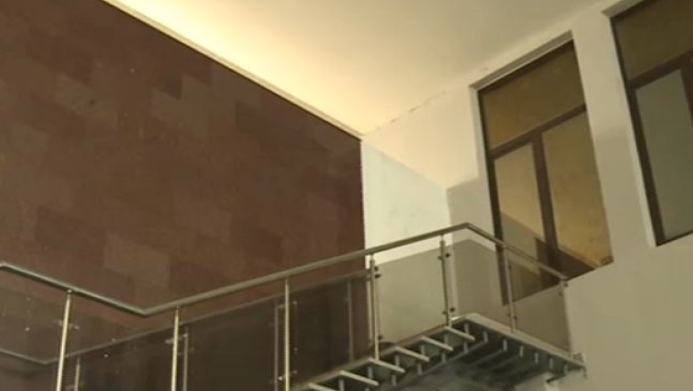 Investitii inutile facute din banii publici: scara care se termina in perete si podul intre campuri Imagine