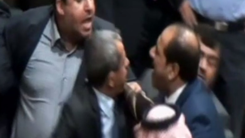 Iordania. Un parlamentar a vrut sa isi impuste un coleg in sala de plen Imagine