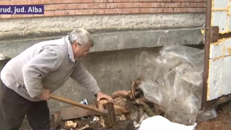 Isi fac foc cu lemne, la bloc Imagine