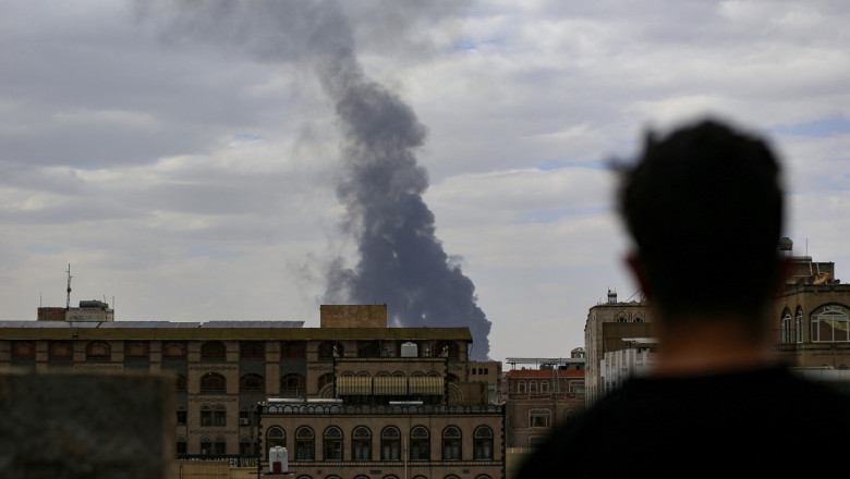 Israelul a bombardat principalul aeroport din Sanaa, capitala Yemenului. Rebelii Houthi promit represalii Imagine