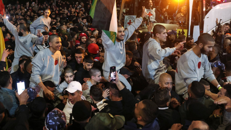 Israelul a eliberat 110 detinuti palestinieni dupa ce a primit asigurari privind viitoarele predari de ostatici Imagine