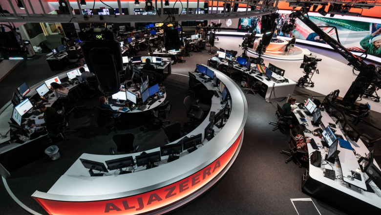 Israelul a inchis Al Jazeera. Politia israeliana a facut raiduri la sediul din Ierusalim al postului Imagine