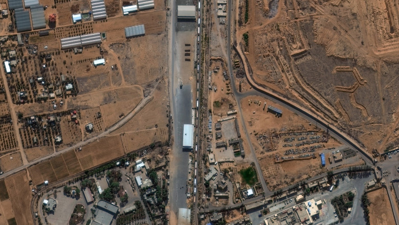 Israelul blocheaza cea mai rapida ruta pentru ajutoarele palestinienilor din Fasia Gaza. Premierul Spaniei, Pedro Sanchez: „Un genocid” Imagine