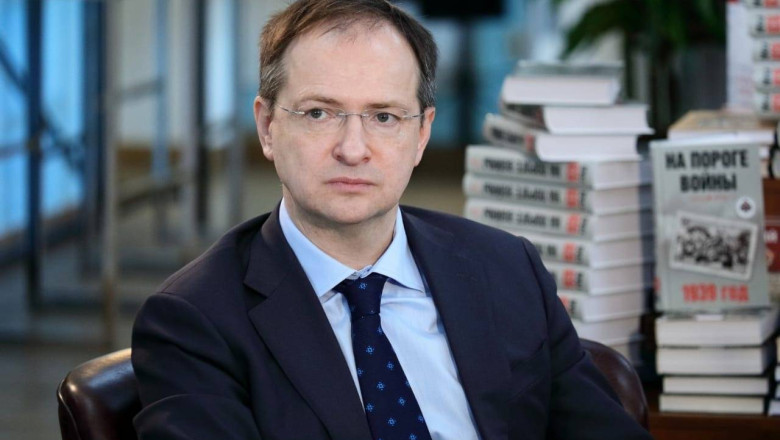 „Istoria Militara a Rusiei” ii invata pe copiii rusi ca Moscova a fost „fortata” sa atace Ucraina. Cine este autorul manualului scolar Imagine