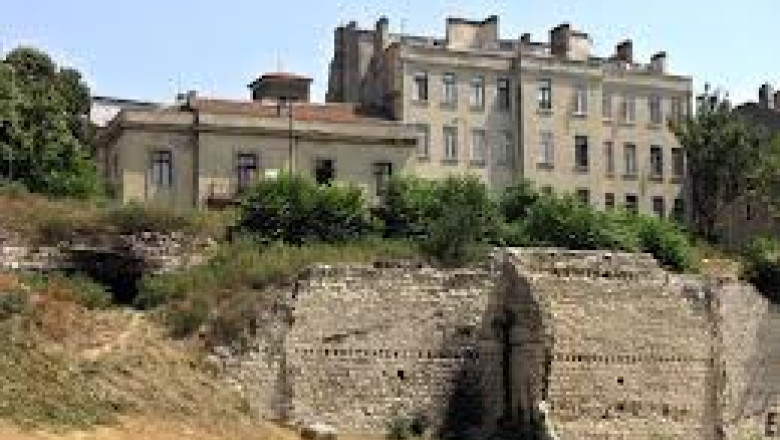 Istorie sufocata de gunoaie. Un constantean curata singur resturile aruncate peste zidurile cetatii Tomis Imagine