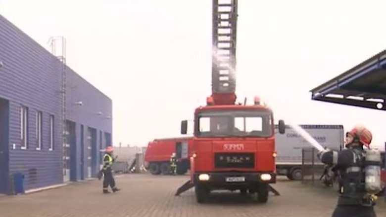 ISU Banat, in misiune. Pompierii au simulat stingerea unui incendiu la o reprezentanta auto Imagine