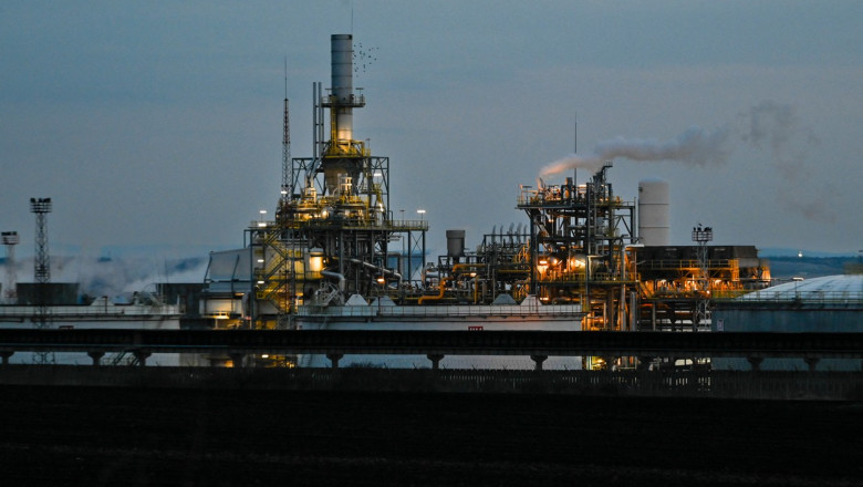 Italia se pregateste sa nationalizeze Lukoil ISAB, una dintre cele mai mari rafinarii din Europa Imagine