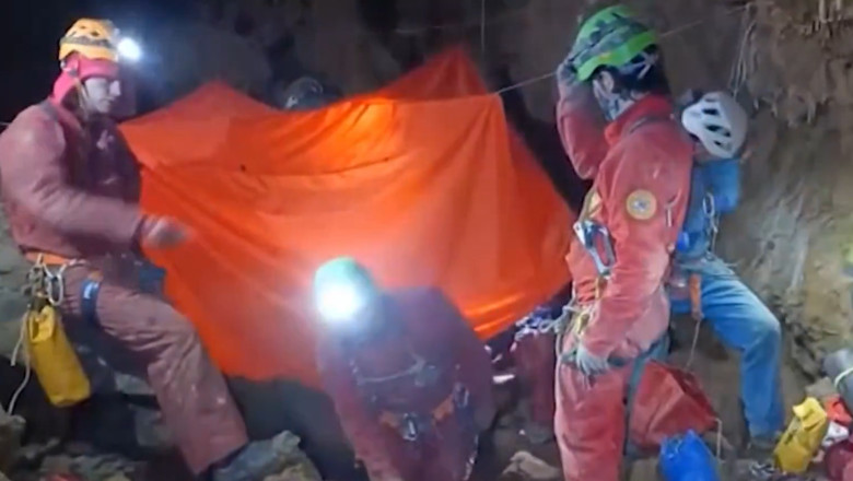 Italia: Tanar salvat dintr-o pestera, de la 120 de metri adancime, dupa ce a ramas cu piciorul prins sub un bolovan Imagine