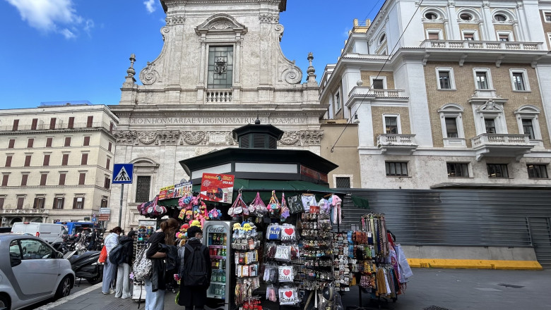 Italienii regreta disparitia emblematicelor chioscuri de ziare. Multe se inchid sau se transforma in magazine de suveniruri Imagine
