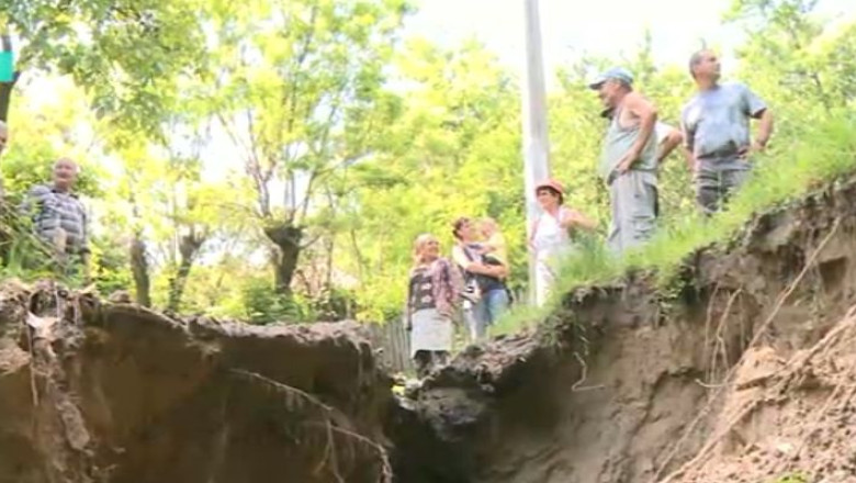 Izolati in urma ploilor. Drumurile din doua sate din Dambovita sunt impracticabile Imagine