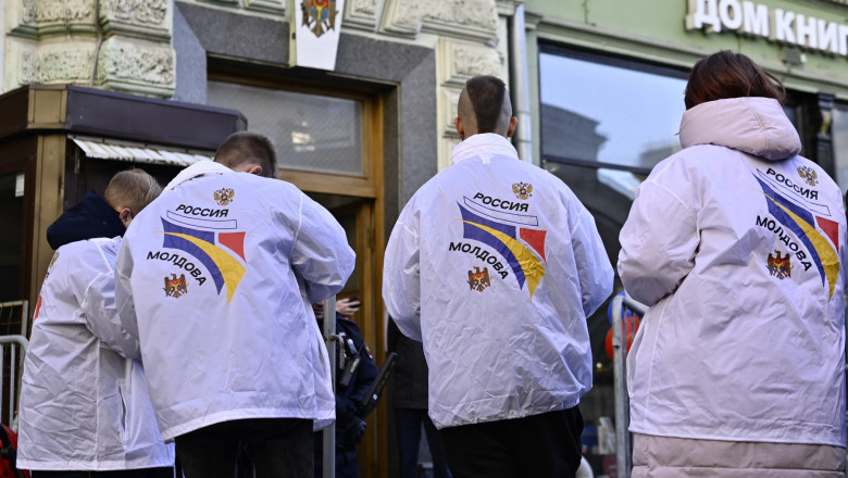 Jachete cu inscriptia „Rusia-Moldova”. Ce au primit mai multi moldoveni la sectii de votare din Moscova Imagine