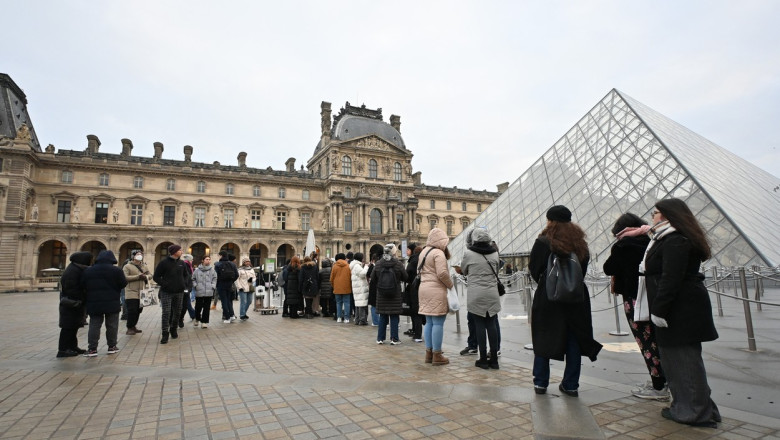 Jaf ca in filme la muzeul Luvru. Hotii au reusit sa fuga cu mai multe bijuterii Imagine