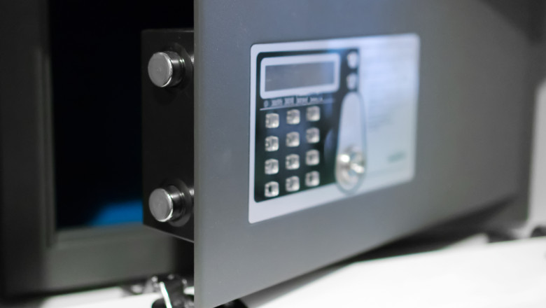 Jaf ca in filmele de comedie. Hotii au plecat dintr-o cladire a Primariei Slatina cu un seif gol Imagine