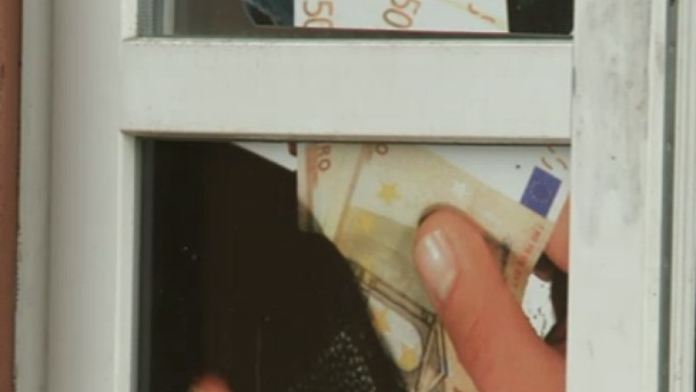 Jaf cu greutate. Mai multe persoane au furat un seif din sediul unei firme de curierat Imagine