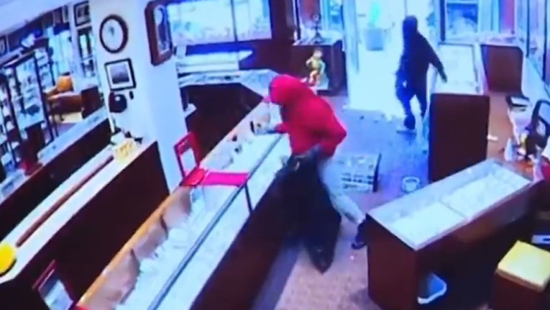 Jaf in 90 de secunde, in Seattle: au fost furate ceasuri si diamante in valoare de 2 milioane de dolari. Hotii au fost filmati Imagine