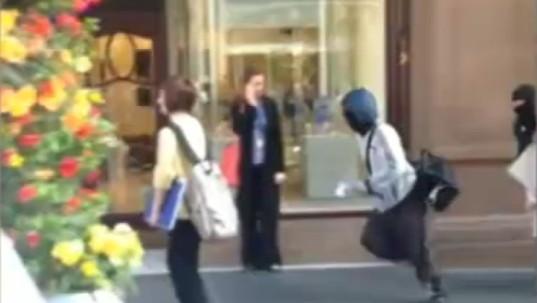 Jaf in miezul zilei la Glasgow. Patru persoane au atacat patru magazine de bijuterii dintr-un mall Imagine