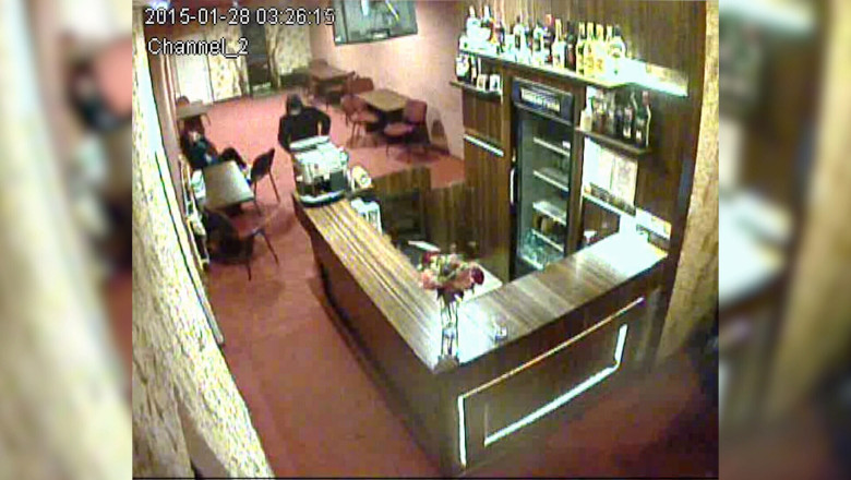 Jaf la o sala de jocuri de noroc din Teius, judetul Alba. Un barbat mascat i-a furat unei angajate o borseta cu 1.600 de lei Imagine