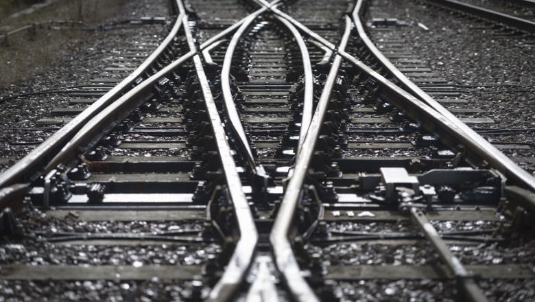 Jaf pe calea ferata. Hotii fura relee de semnalizare, cabluri sau chiar barierele si pun in pericol siguranta feroviara Imagine