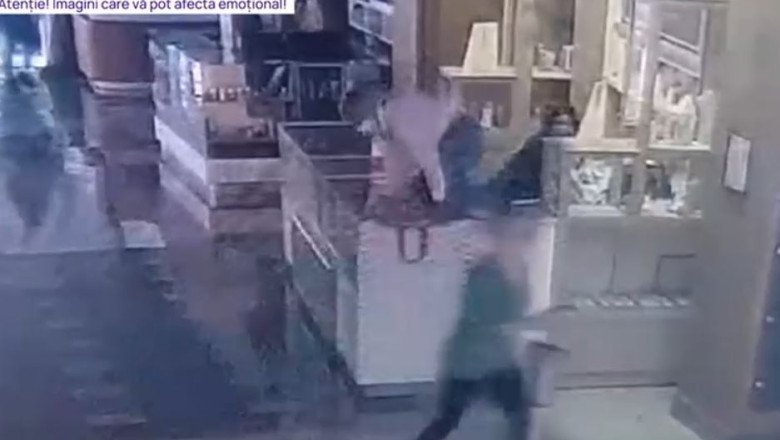 Jaf surprins de camerele de supraveghere: Momentul in care hotul ataca vanzatoarea unui magazin de bijuterii din Timisoara Imagine