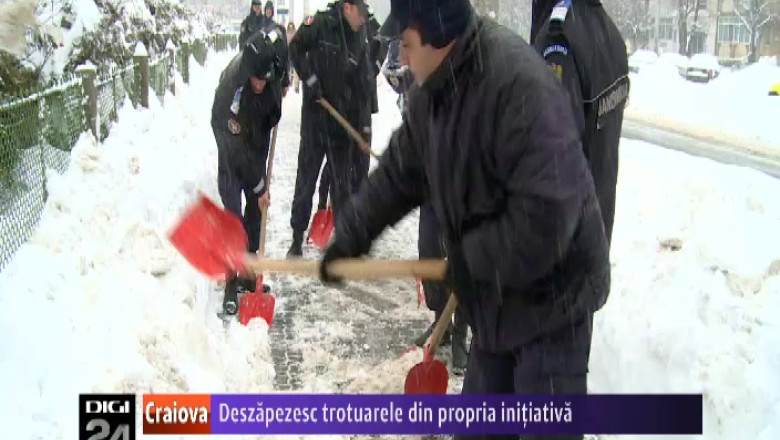 Jandarmii deszapezesc trotuarele din Craiova din proprie initiativa Imagine