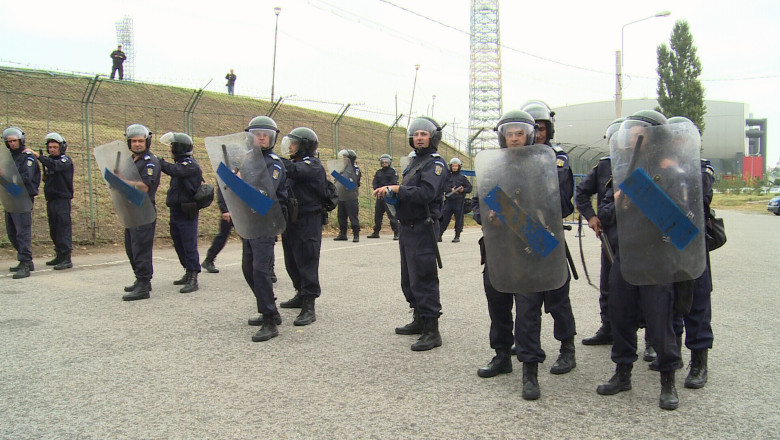 Jandarmii Gruparii Mobile Craiova se pregatesc pentru meciurile de pe stadionul "Ion Oblemenco" Imagine
