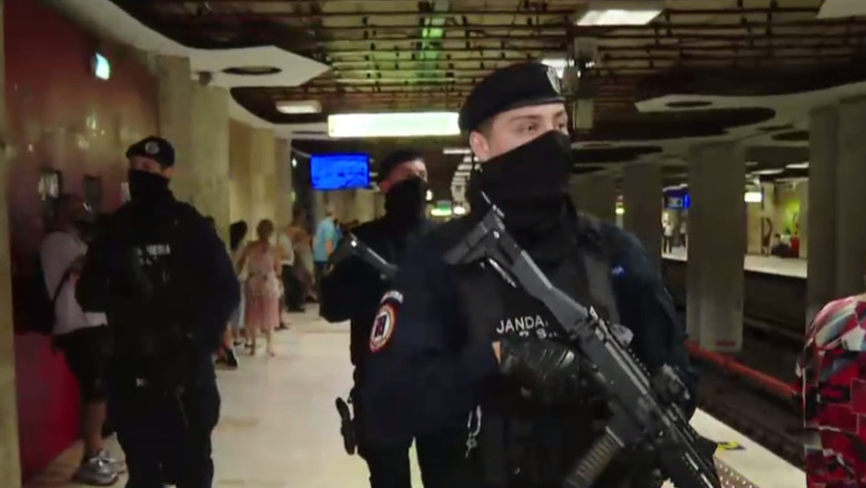 Jandarmii inarmati la metrou au dat nastere unor teorii ale conspiratiei. Ce spun oamenii care s-au intalnit cu ei in statii Imagine