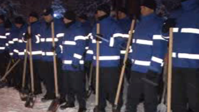 Jandarmii si angajatii primariei au pus mana pe lopeti si au curatat strazile Capitalei de zapada Imagine