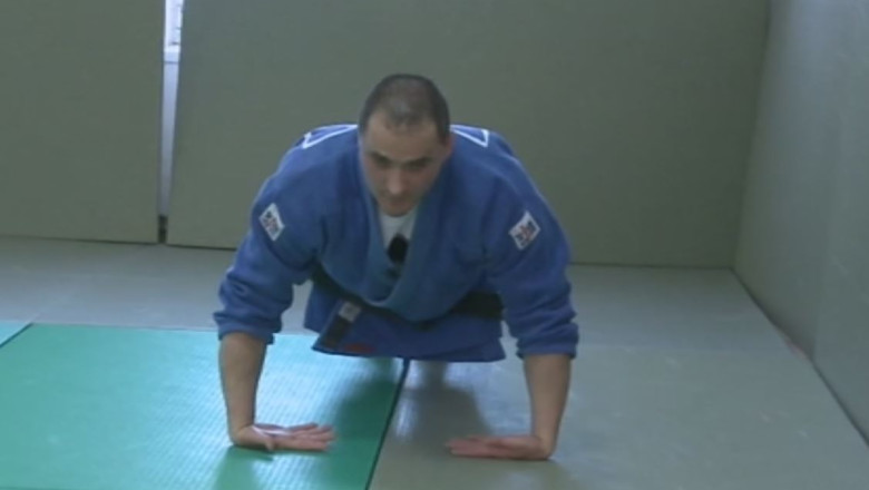 Jandarmul care face judo si flotari Imagine