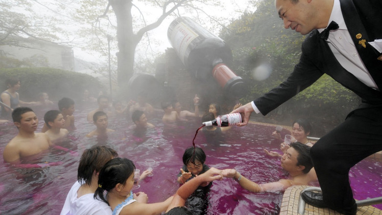 Japonezii fac baie in vin frantuzesc si sunt suparati ca produsul s-a scumpit Imagine