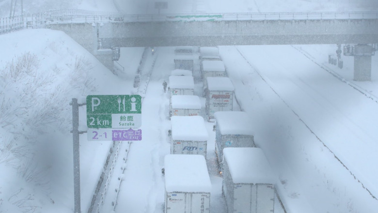 Japonia lovita de ninsori puternice: 5 morti, masini blocate pe sosele, trenuri oprite si zboruri anulate Imagine