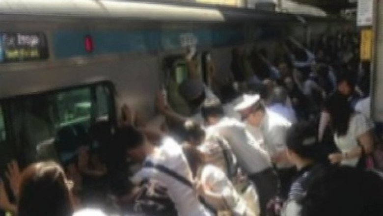 JAPONIA. O suta de oameni au salvat o femeie de sub rotile unui metrou Imagine